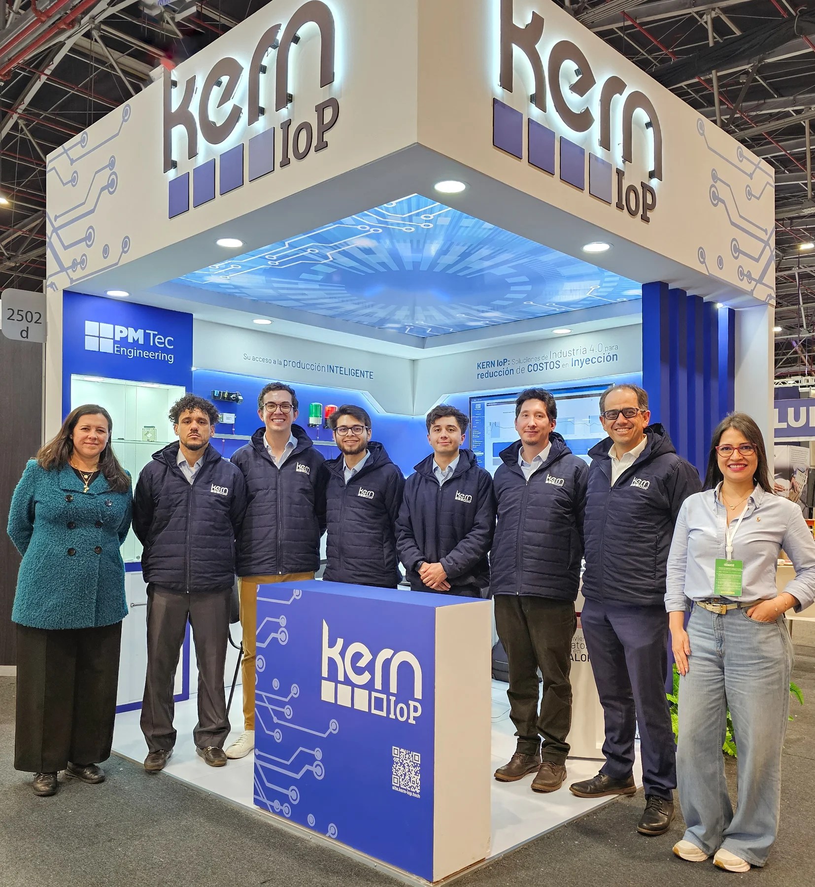 Equipo de KERN IoP en su stand de ColombiaPlast 2024.
