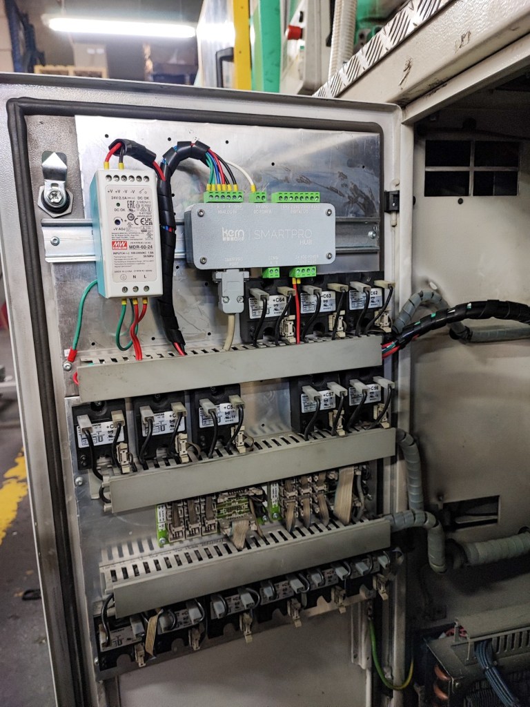 KERN IoP SMARTPRO Hub instalado dentro del armario eléctrico de una máquina industrial.