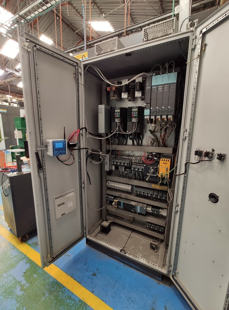 Instalación industrial real de KERN IoP SMARTPRO en un armario eléctrico de una máquina de producción.